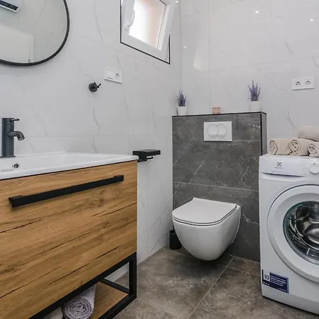 Lovely M&k In Peaceful Area - Apartment Zadar
