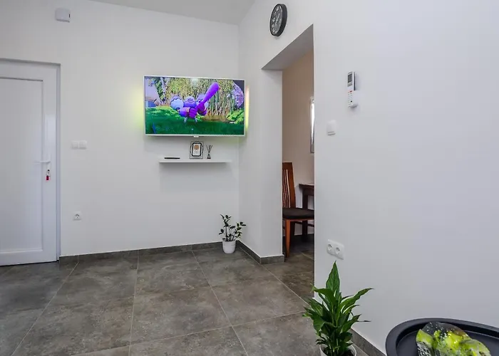 דירה Lovely M&k In Peaceful Area - זאדאר