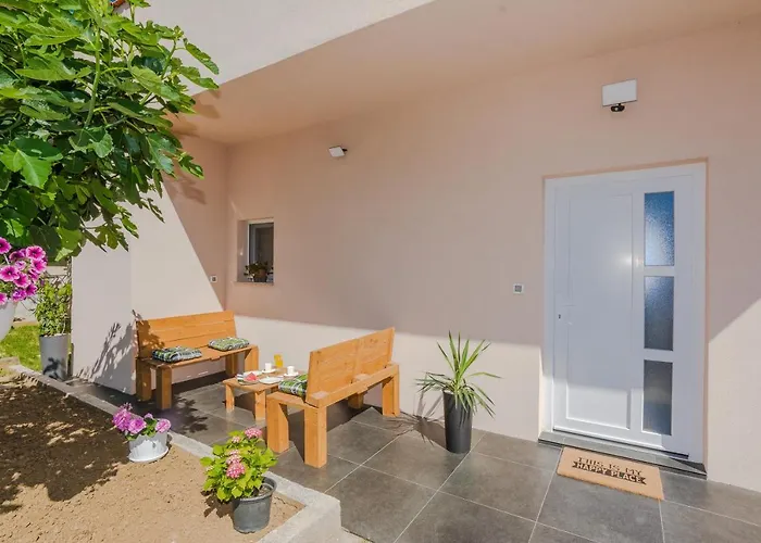 Lovely M&k In Peaceful Area - * זאדאר